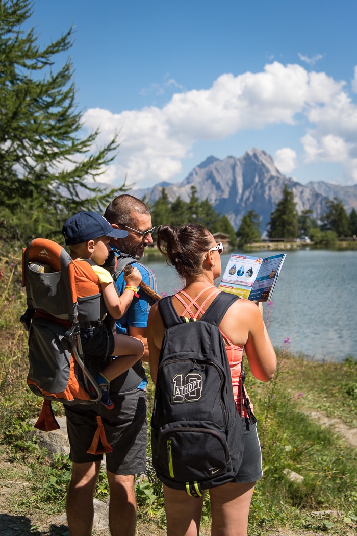 Hiking family in Les Karellis