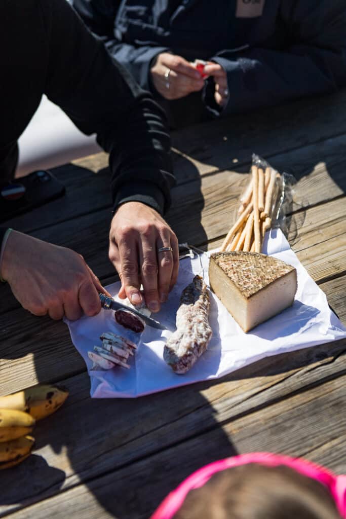 Une famille qui pique nique sur les pistes de ski des Karellis