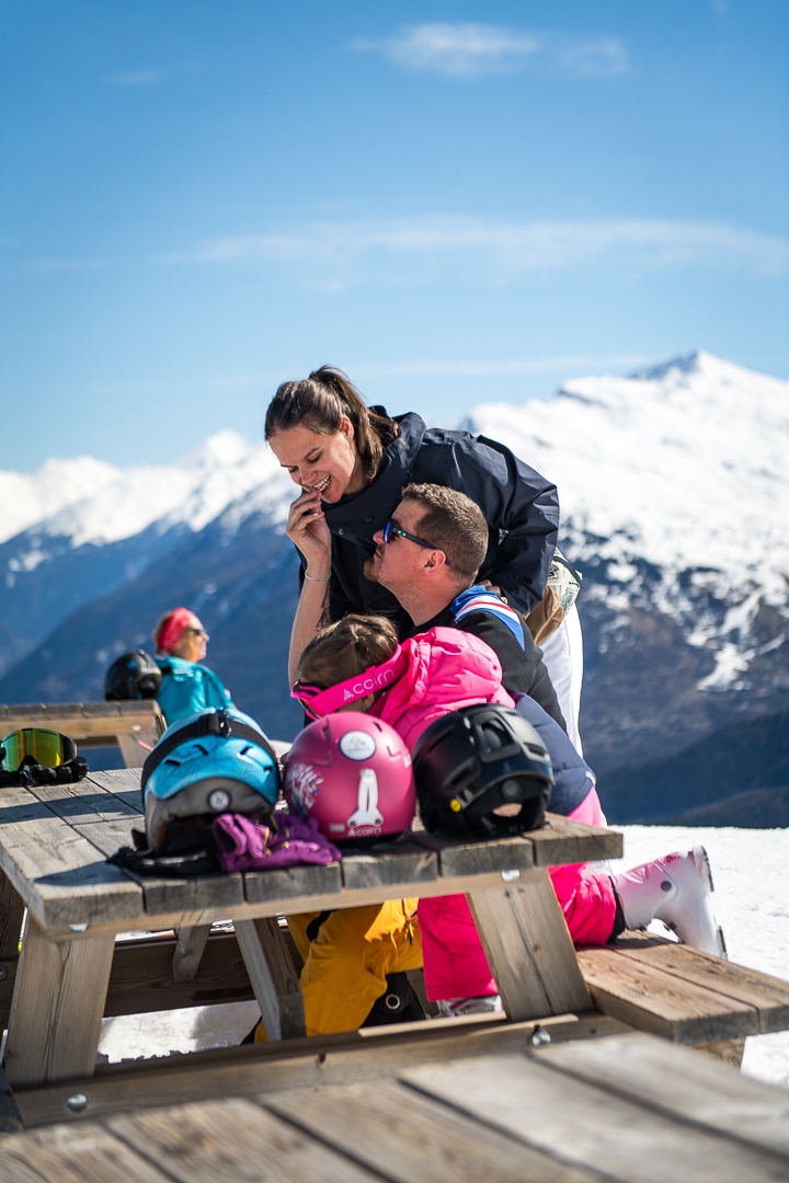 Une famille qui pique nique sur les pistes de ski des Karellis