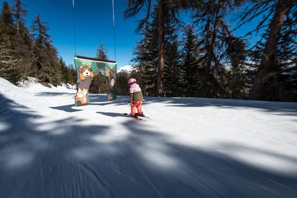 Enfant sur une piste ludique