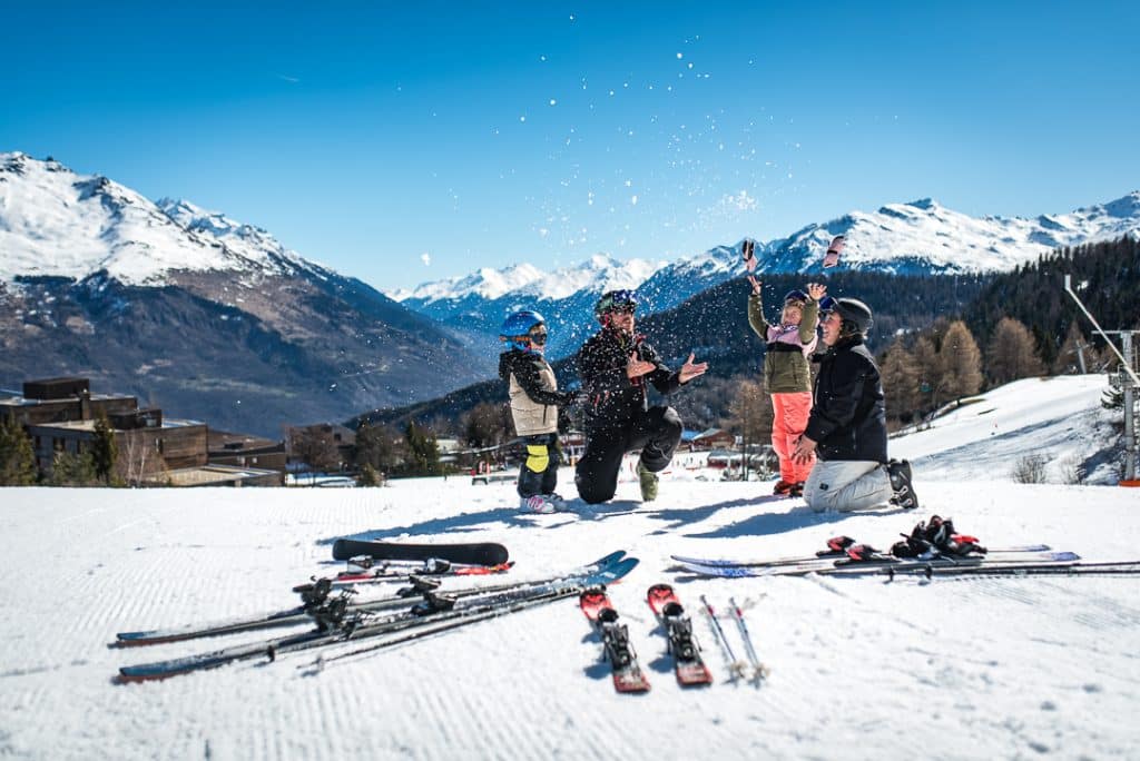 Famille jouant dans la neige